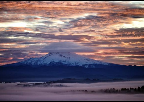 AP - La niebla sobre las monta&#241;as de Oregon, Estados Unidos.