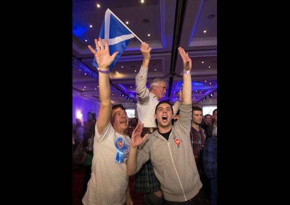 AP - Quienes apoyaban al no, por la independencia de Escocia sobre el Reino Unido, celebraron el triunfo.