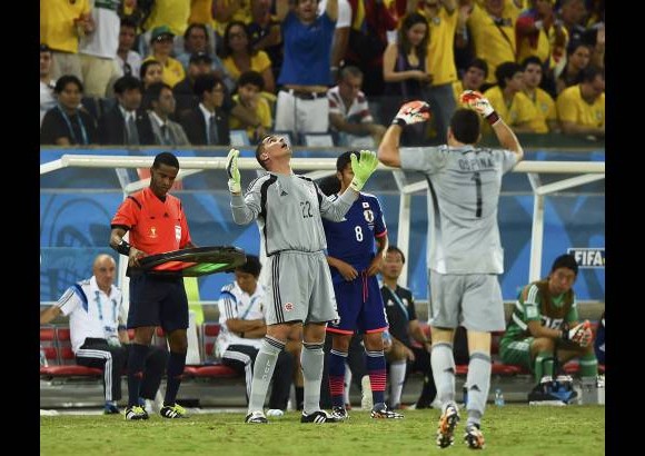 Reuters - El segundo gol de Jackson Mart&#237;nez asegur&#243; el partido para la Selecci&#243;n y dio v&#237;a libre para el ingreso de Mondrag&#243;n quien se prepar&#243; para jugar los &#250;ltimos minutos en un d&#237;a hist&#243;rico para Colombia.