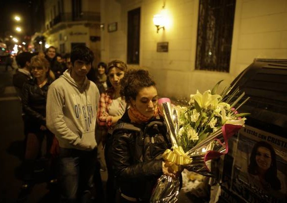 AP - Objetos como bolsos, carteles y camisetas, entre otros, invaden las calles de la capital argentina con la imagen de Cerati.