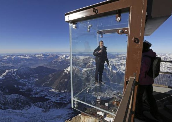 AP - Nueva atracci&#243;n tur&#237;stica en los Alpes franceses llamada Entra en el vac&#237;o. Es una jaula de vidrio donde los visitantes podr&#225;n disfrutar la vista del Mont Blanc, la monta&#241;a m&#225;s alta de Europa.