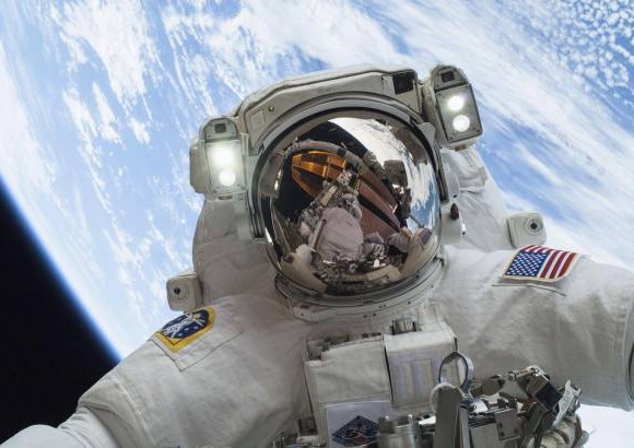 Reuters - Segunda caminata espacial que se realiz&#243; esta semana. En la imagen el astronauta Mike Hopkins.