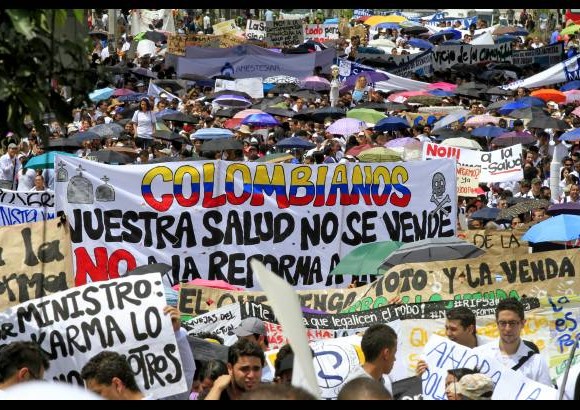 Juan Antonio S&#225;nchez - Cerca de 3 mil personas recorrieron las calles del centro de Medell&#237;n en la jornada de protesta convocada este martes contra la reforma a la salud.