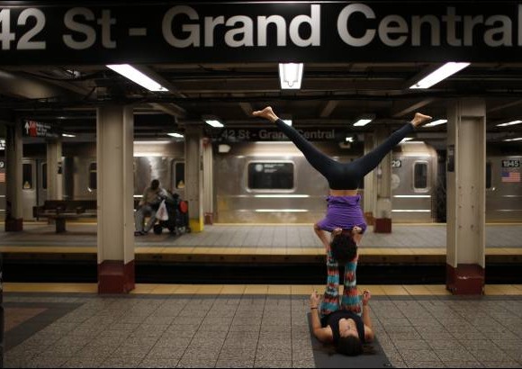 Reuters - Acro-yoga en plena plataforma del subterr&#225;neo de Nueva York.