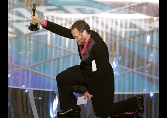 Cortes&#237;a - En la ceremonia de los premios Oscar de 2005 entregando uno de los galardones.