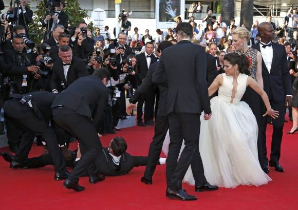 Reuters - Pas&#243; en la alfombra roja del Festival de Cannes. Un fan&#225;tico quer&#237;a meterse en el vestido de la actriz America Ferrera mientras posaba en la alfombra roja, quer&#237;a llamar la atenci&#243;n?