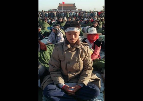 AFP - 14 de mayo de 1989. Estudiante de la Universidad de Beijing en huelga de hambre en la plaza de Tiananmen.