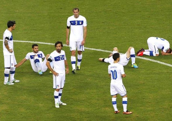 AP - Italia por su parte, volvi&#243; a demostrar que es la selecci&#243;n que m&#225;s hace sufrir a la Roja, poblando el medio campo con un 3-4-2-1 y atacando en velocidad.