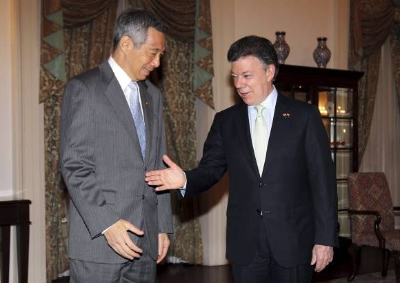Foto AP - El presidente Juan Manuel Santos se entrevist&#243; con el Primer Ministro de Singapur, Lee Hsien Loong, con cuyo gobierno suscribi&#243; acuerdos y conoci&#243; su experiencia en tecnolog&#237;a e innovaci&#243;n.