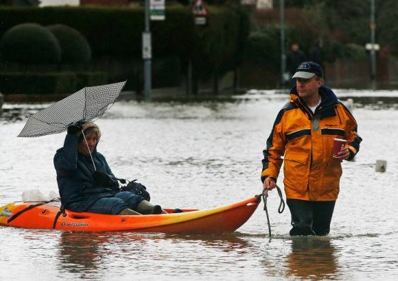 AP - Los condados afectados hoy son los de Berkshire y Surrey, a las afueras de la capital brit&#225;nica, donde muchos residentes han tenido que ser evacuados, en algunos casos en botes.