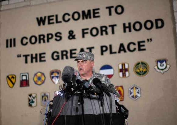 AP - El General Mark Milley, comandante general del III Cuerpo del Ej&#233;rcito en Fort Hood, habla con los medios de comunicaci&#243;n despu&#233;s de un tiroteo que se produjo dentro de la base militar.