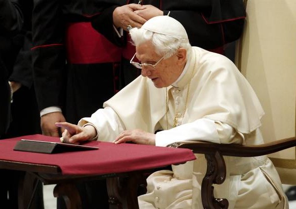 Foto Reuters - Cuarenta minutos despu&#233;s de su primer tuit, Benedicto XVI respondi&#243; a una pregunta hecha por un seguidor de la red Twitter.