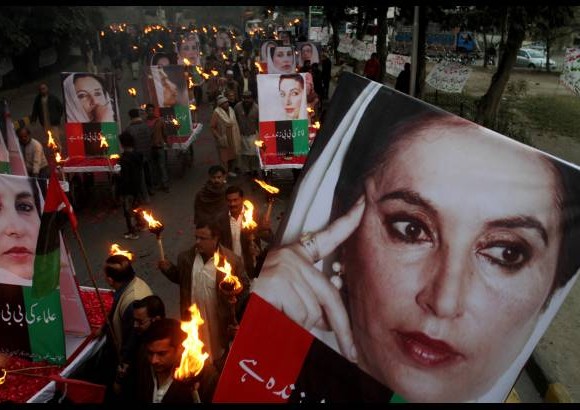 AP - Simpatizantes de la fallecida l&#237;der Benazir Bhutto le rinden homenaje en el aniversario de su muerte en Pakistan.