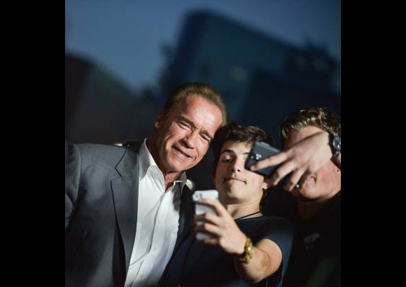 AP - Un joven se toma una selfie con Arnold Schwarzenegger en la premier de la cinta &quot;Sabotage&quot; en Los &#193;ngeles, Estados Unidos.