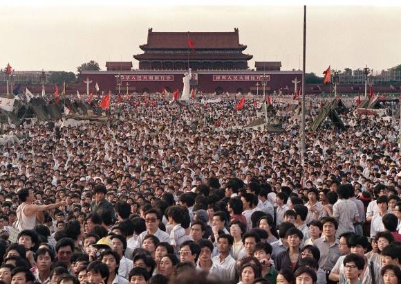 AFP - 2 de junio de 1989. Cientos de personas reunidas en torno a una r&#233;plica de la Estatua de la Libertad en la Plaza de Tiananmen, exigiendo la democracia.