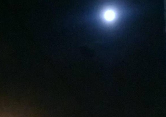Sebasti&#225;n Murillo @Motax12 - La luna a esta hora en en cielo de Medell&#237;n.