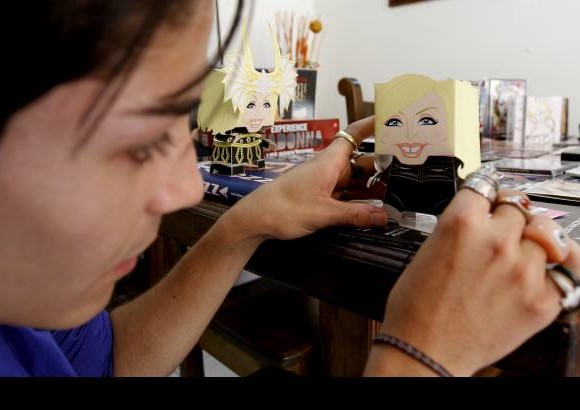 Donaldo Zuluaga - Todo tipo de objetos con la imagen de Madonna Louise Ciccone se ven y se ver&#225;n esta semana por las calles de Medell&#237;n.