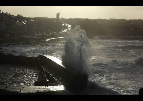 Reuters - Choque de las olas contra Portstewart Harbour, costa del norte de Antrim en Irlanda.
