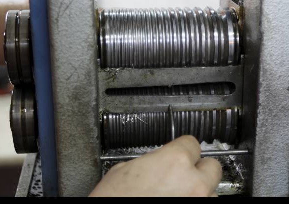 Foto Donaldo Zuluaga - Las barras que obtienen las depuran a trav&#233;s de un laminador donde se adelgazan.