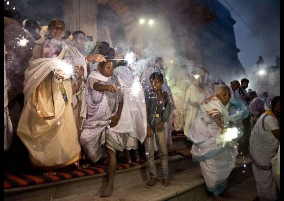 AFP - Celebraci&#243;n Hind&#250; en el Festival de Diwali en la ribera del r&#237;o Yamuna en la norte&#241;a ciudad de Vrindavan, India.