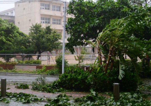 afp - Im&#225;genes televisivas mostraron un edificio destruido, fachadas da&#241;adas y &#225;rboles derribados en Naha, la capital de Okinawa.