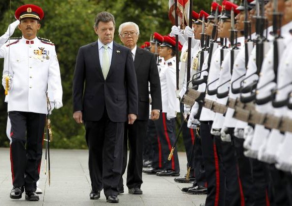 Foto AP - El presidente Juan Manuel Santos, acompa&#241;ado por su hom&#243;logo de Singapur Tony Tan, fue recibido con honores militares.