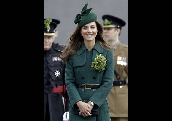 AP - Esta semana Kate la Duquesa de Cambridge sonr&#237;e durante una visita a la Guardia Irlandesa en el desfile del D&#237;a de San Patricio.