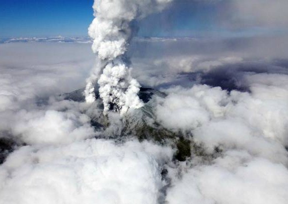 AFP - Las autoridades de Jap&#243;n temen que por lo menos 36 personas habr&#237;an muerto tras la erupci&#243;n inesperada de un volc&#225;n el fin de semana, pero la b&#250;squeda de v&#237;ctimas qued&#243; abandonada este lunes por miedo al aumento de gases t&#243;xicos.