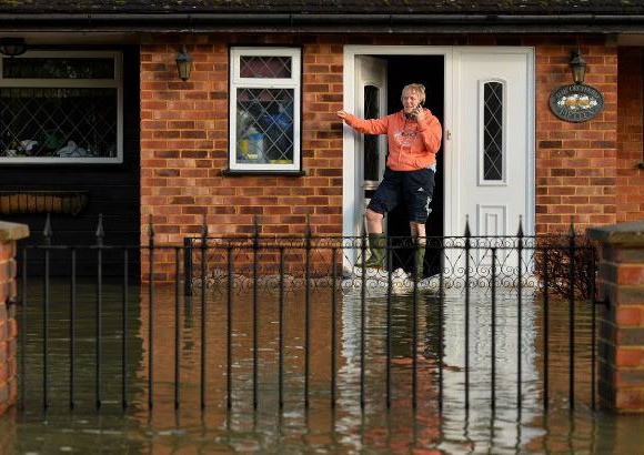 AFP - El cient&#237;fico Andy McKenzie, del British Geological Survey, afirm&#243; que, incluso si deja de llover, el nivel de las aguas subterr&#225;neas es tan alto que algunas zonas pueden permanecer inundadas durante meses.