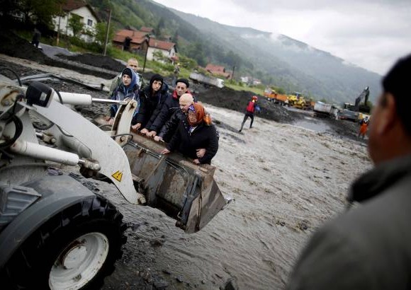 Reuters - As&#237; evacuaron a las familias cuyas casas inundadas en Topcic Polje, Bosnia y Herzegovina. En esta zona se vivieron las lluvias m&#225;s intensas en 120 a&#241;os.