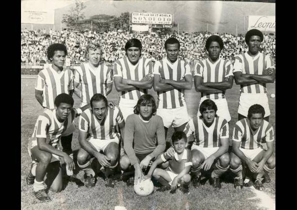 - 1973. Arriba: Jorge Ortiz, Gerardo Moncada, Tito G&#243;mez, Abel &#193;lvarez, Francisco Maturana y Te&#243;filo Campaz. Abajo: V&#237;ctor Campaz, Hugo L&#243;ndero, Ra&#250;l Navarro, Jorge Fern&#225;ndez y Gustavo Santa. T&#233;cnico: C&#233;sar L&#243;pez Fretes.