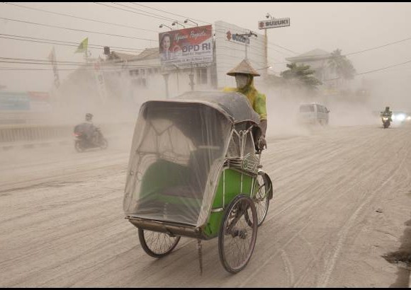 Reuters - El Volc&#225;n Monte Kelud estall&#243; y dej&#243; a una zona poblada de la isla indonesia de java llena ceniza y arena.