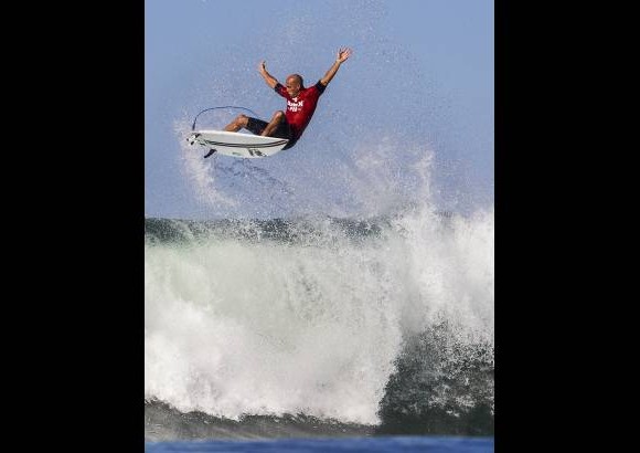 AP - Competencia de Surf en California, en al imagen Kelly Slater.