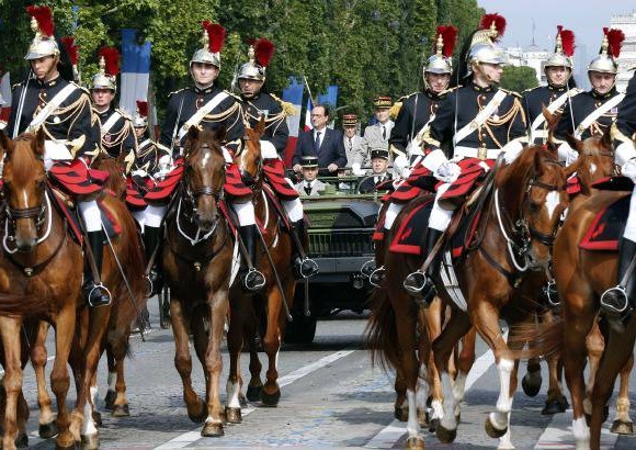 AFP - ... y 241 caballos de la Guardia Republicana.