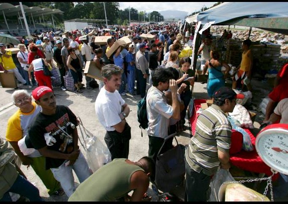 AP - Las filas para conseguir los alimentos b&#225;sicos son largas en Venezuela.