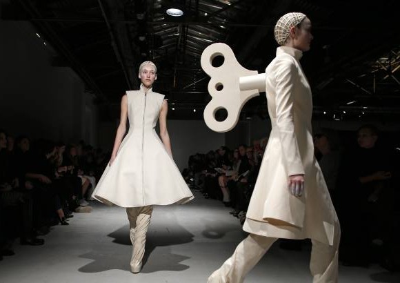 Reuters - Creaciones de Gareth Pugh en la semana de la moda en Par&#237;s.