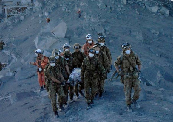 AFP - Hasta este lunes se han confirmado 10 muertos en la primera erupci&#243;n volc&#225;nica fatal en Jap&#243;n desde 1991, y 63 heridos, algunos con fracturas.