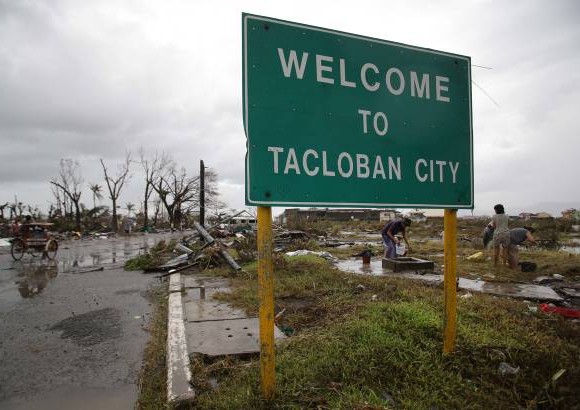 AP - Una espesa capa de barro, coches arrastrados por el agua, &#225;rboles derribados y escombros de casas y edificios destruidos son una constante en las im&#225;genes de la ciudad de Tacloban.