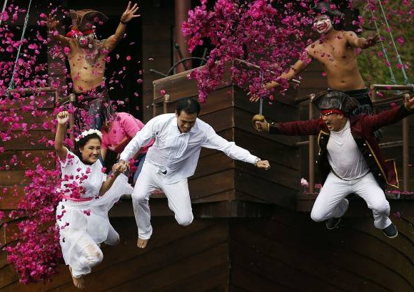 Reuters - Varias bodas se celebraron en la semana de San Valent&#237;n, aqu&#237; esta tem&#225;tica en donde el novio y la novia son perseguidos por hombres vestidos como piratas. Taillandia.