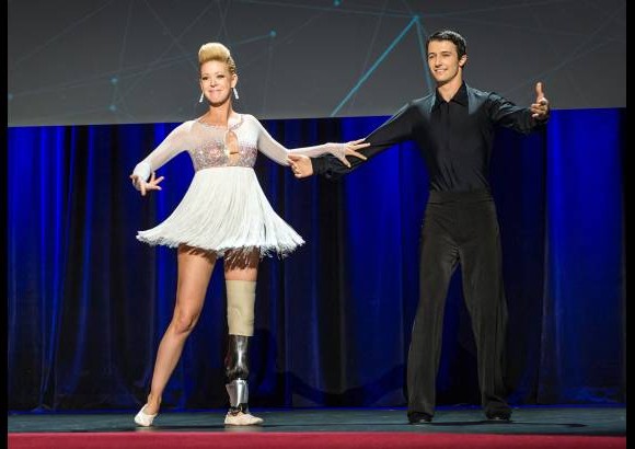 AP /TED 2014 - La bailarina Adrianne Haslet -Davis realiza una conferencia en TED. Ella fue una de las v&#237;ctimas de la bomba en la Marat&#243;n de Boston.