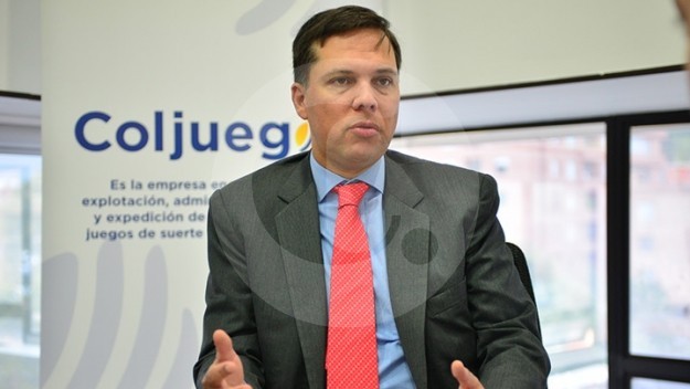 Juan Pérez, presidente de Coljuegos, reveló los resultados de un megaoperativo contra las máquinas tragamonedas. FOTO COLPRENSA