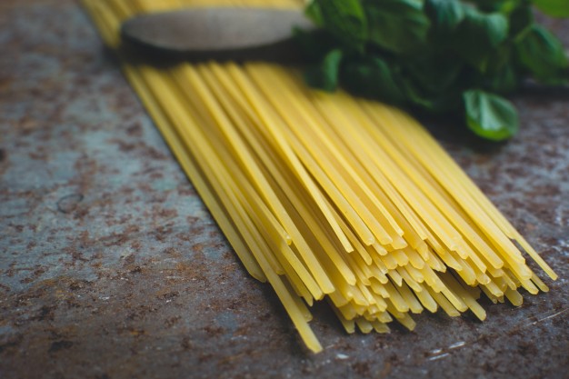 Lograr que espaguetis se partan solo en dos no es fácil, ya se resolvió. Foto Freepik