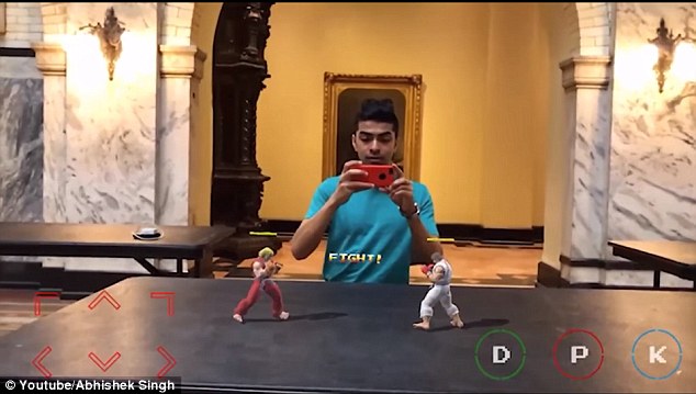 El programador Abhishek Singh jugando Street Fighter II: Real World Warrior. Para jugar, un usuario apunta su cámara a una superficie plana, como una mesa o una calle. 