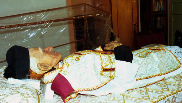 Padre Marianito. Aseguran que luego de 10 años después de su muerte abrieron el ataúd para su exhumación y lo encontraron intacto. Desde entonces su cuerpo embalsamado se expone en Angostura, municipio antioqueño, donde murió el 13 de julio de 1926. Es beato y patrono de la paz para Colombia, títulos otorgados el 9 de abril de 2000 por el papa Juan Pablo II. 