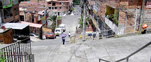 En la comuna 13, balas y muerte mantienen terror | En esta calle del barrio Antonio Nariño dispararon a los jóvenes desde un taxi. FOTO ALEXANDER MACÍAS
