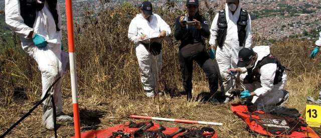Cadáveres descuartizados van a parar al río | La Fiscalía ha encontrado a víctimas de homicidio en fosas en Medellín, como esta hace dos años en la comuna 13. FOTO ESTEBAN VANEGAS