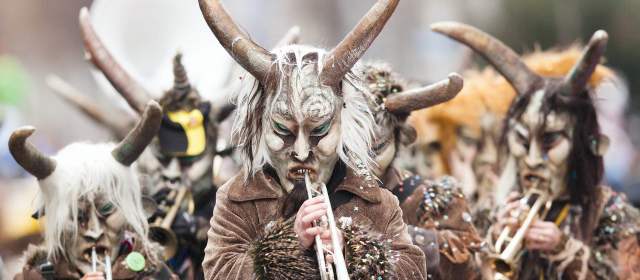 ¡Se prendieron los carnavales! | Músicos suizos con sus disfraces. FOTO AGENCIA