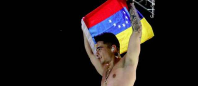 Maluma es investigado en Venezuela por sujetar la bandera al revés | FOTO CORTESÍA