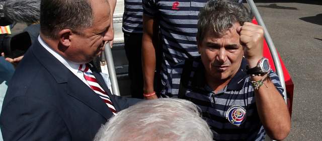 Pinto fue recibido como héroe | Pinto con el presidente Solís en la recepción ayer. FOTO Reuters