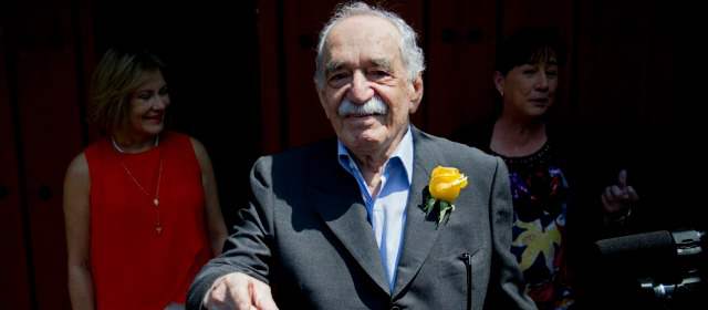 El premio Nobel de Literatura colombiano, Gabriel García Márquez, saluda a admiradores y periodistas fuera de su casa, en su cumpleaños 87, en la Ciudad de México. FOTO AP